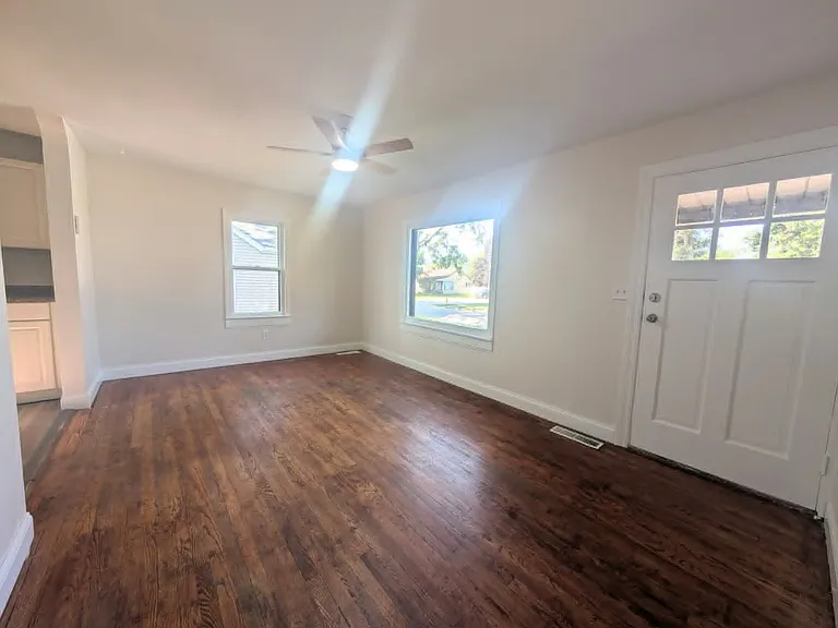 384 S Center Ave — Photo 2