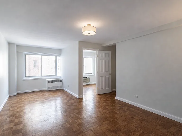 240 E 55th St #9E — Photo 3