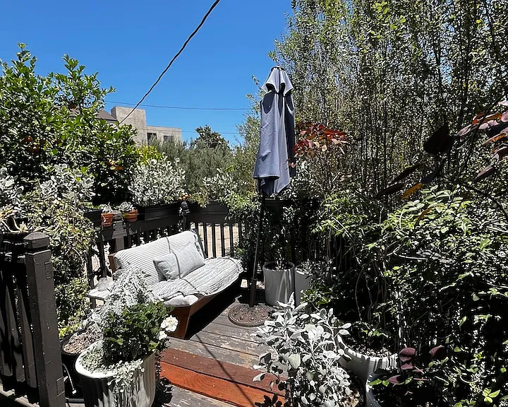 1118 N Hoover St — Photo 1