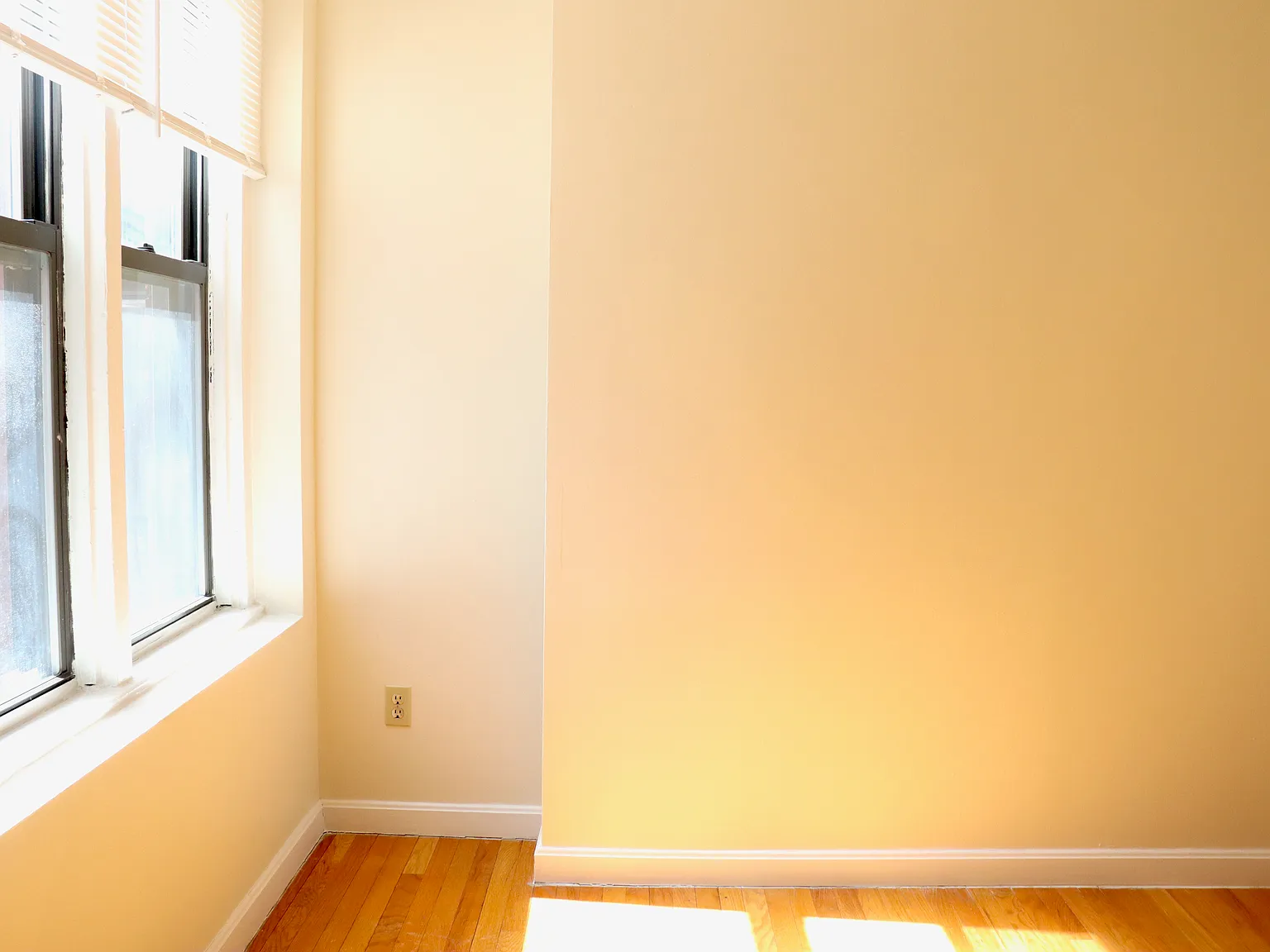 3 bed, 800 sqft, $4,700 — Photo 2