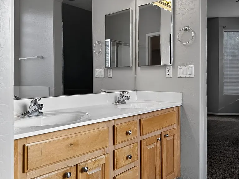 2421 W Ellis St — Photo 32