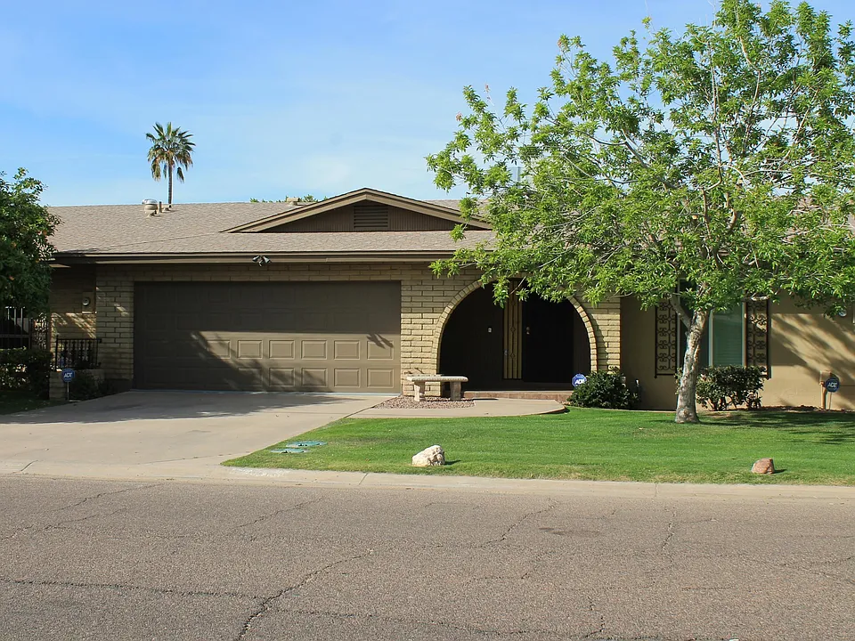 1016 E Rose Ln