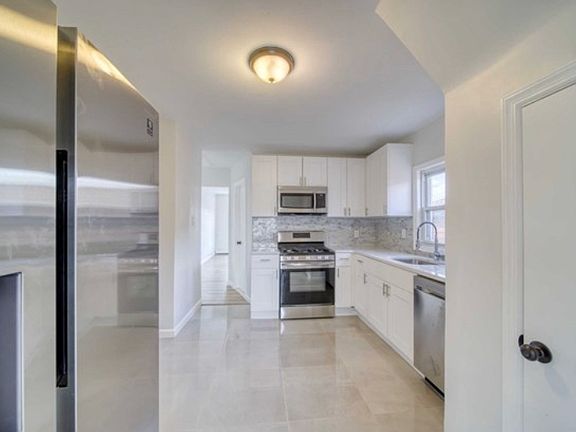 3rd image of 276 Willow Ave Floor 2