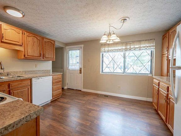 4th image of 2200 Hampstead Dr