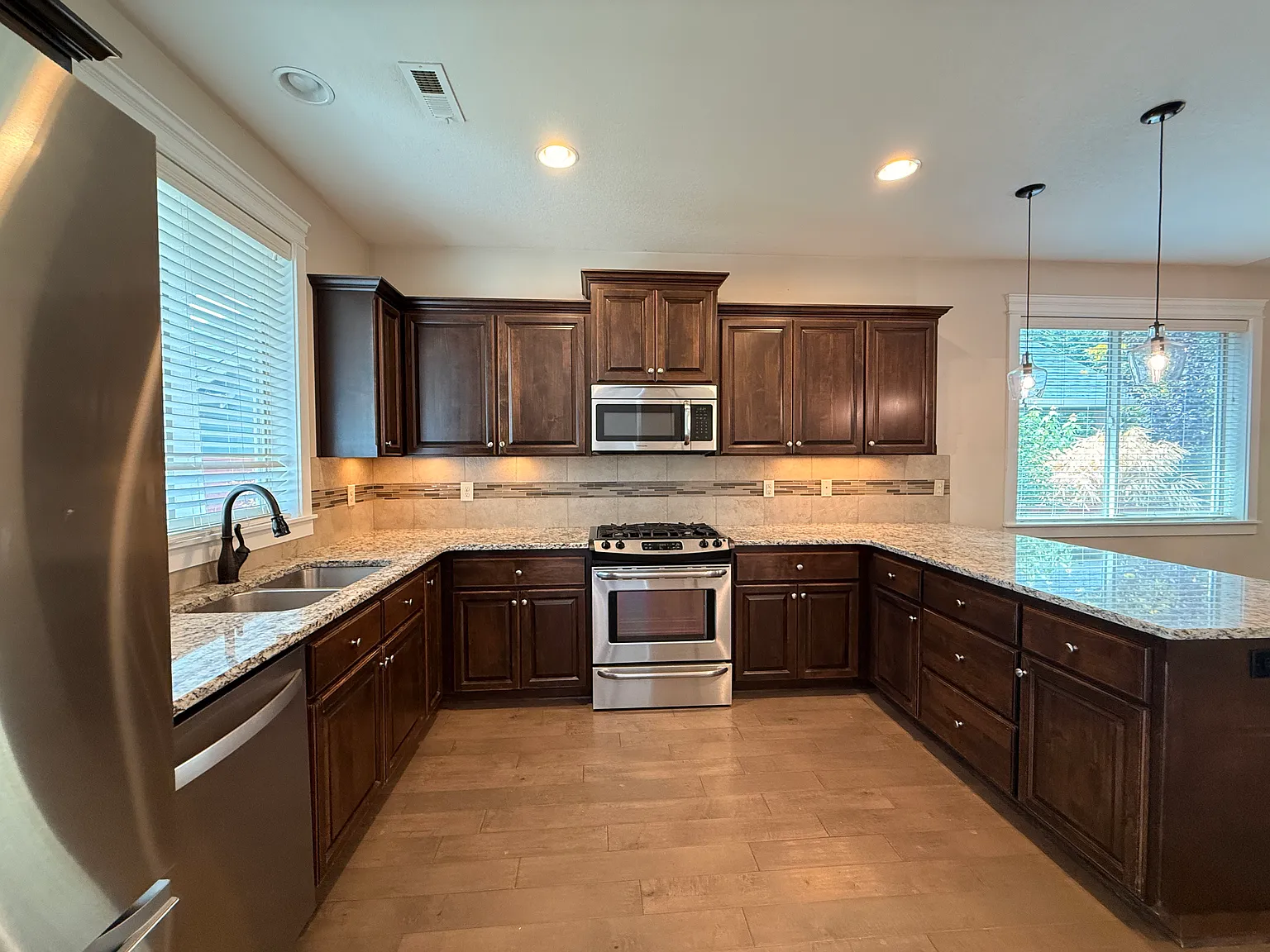 3 bed, 1638 sqft, $2,998 — Photo 4