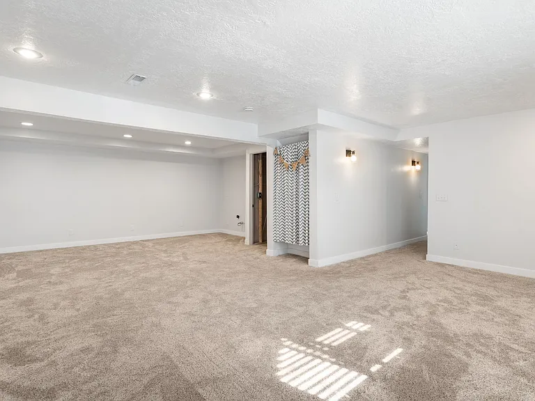 318 E Spyglass Dr — Photo 22
