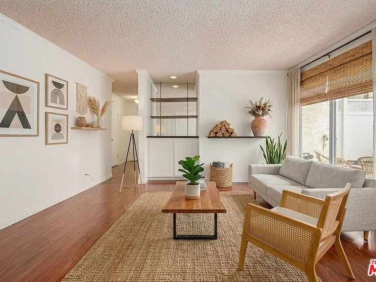 530 S Barrington Ave #110 — Photo 9