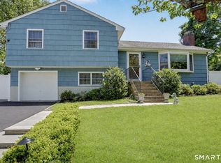 9 Junebar Ln, Norwalk, CT 06851