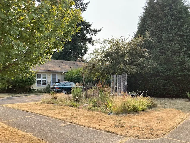 nice gardening plot in front.