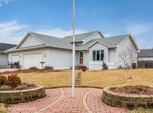 2902 Deerpath Ct, Des Moines, IA 50320
