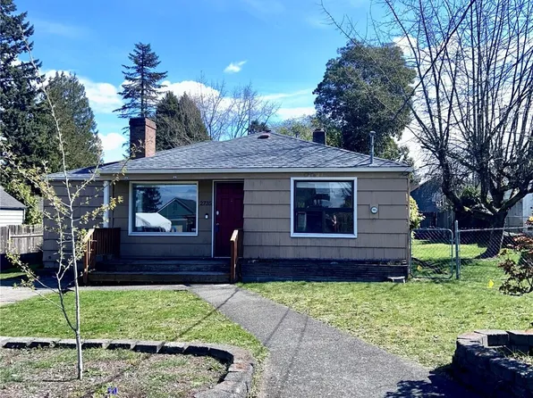 2735 Locust Avenue W, University Place, WA 98466