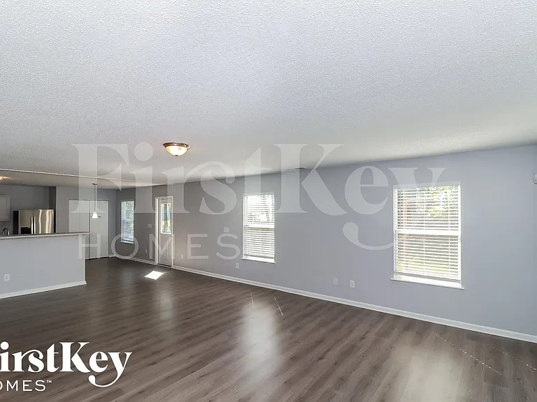 1033 Sycamore Ln — Photo 2