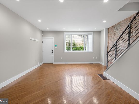 3rd image of 240 Richmond St