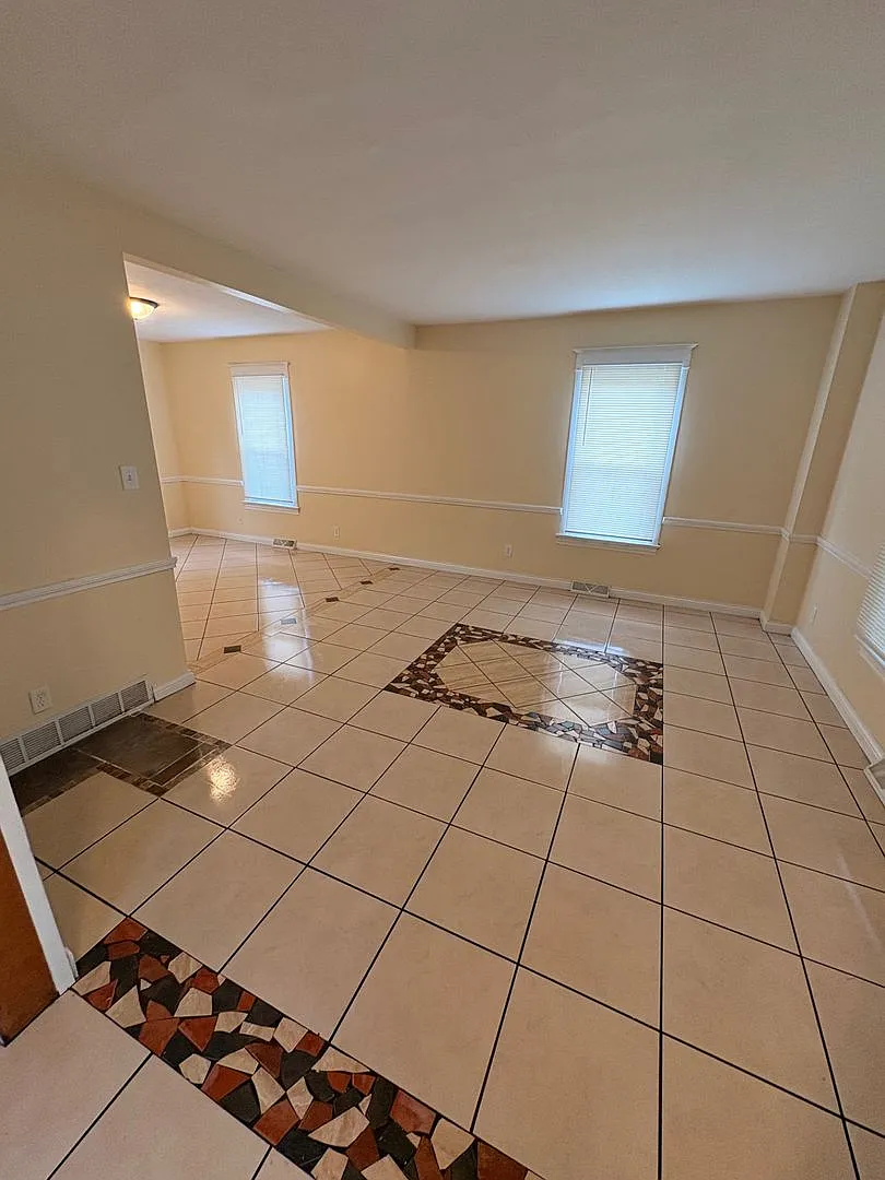 3 Bedroom House with Laundry Hookups — Photo 2