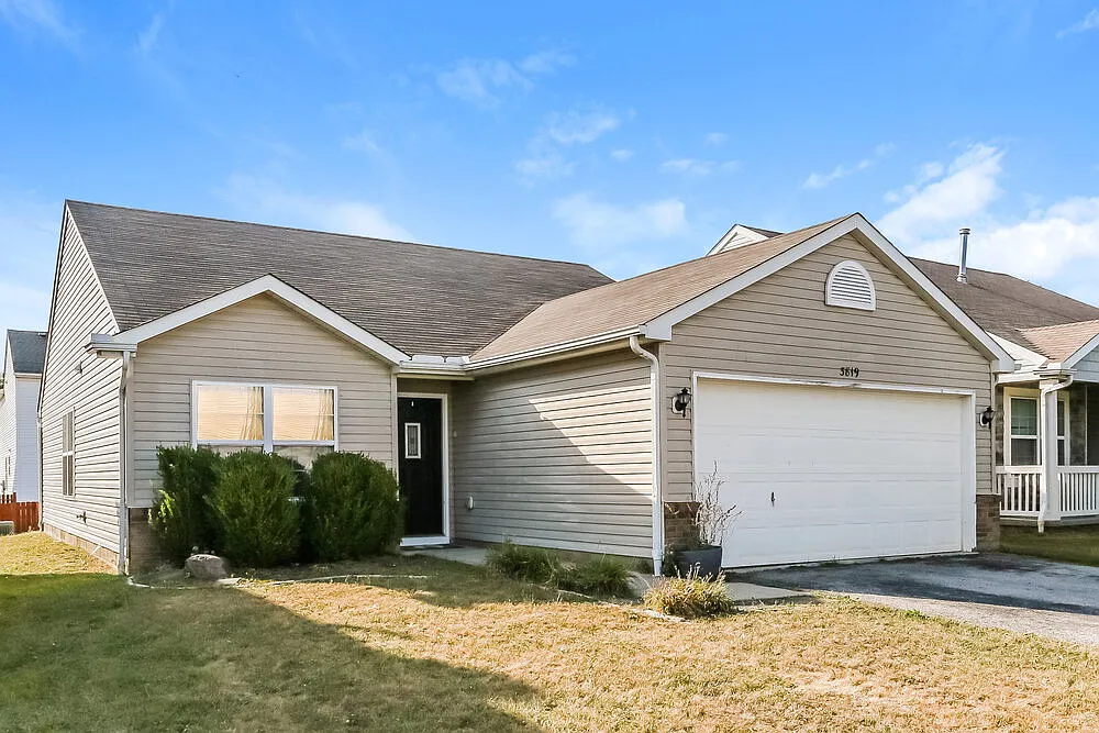 3 bed, 2.0 bath, 1388 sqft, $2,075 — Photo 3