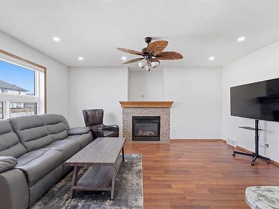 3rd image of 139 E Saddlehorn Close NE