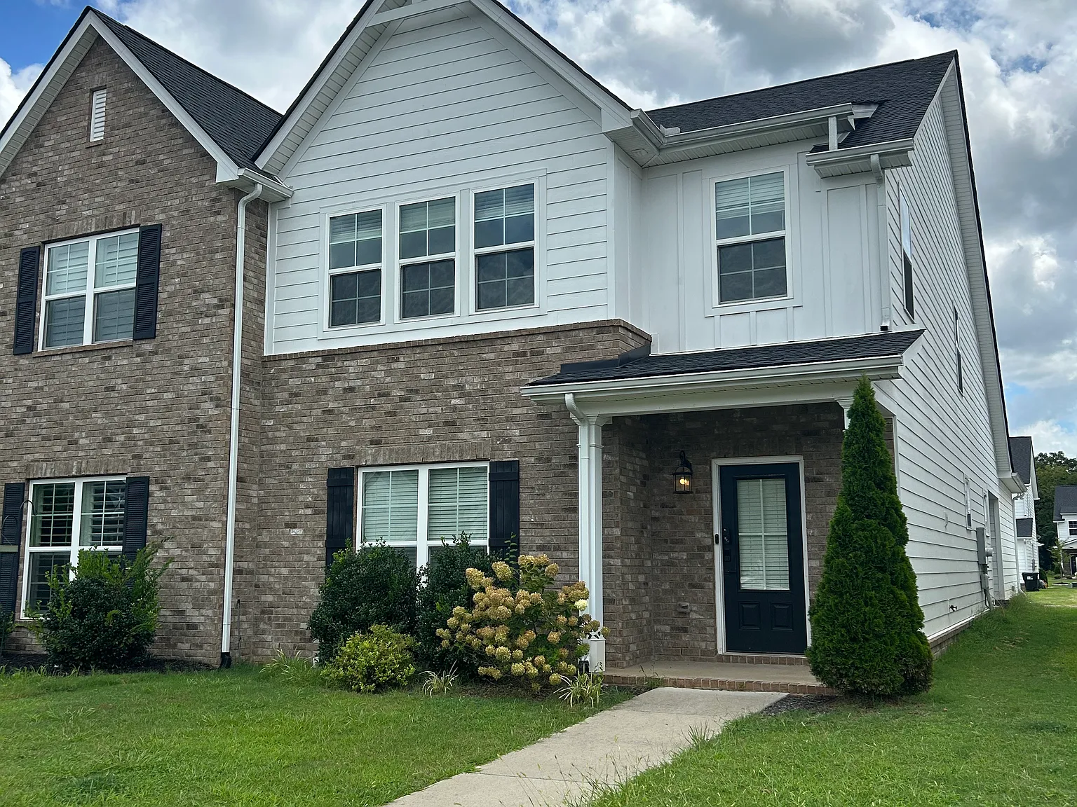 3 bed, 2.5 bath, 2200 sqft, $2,200 — Photo 1