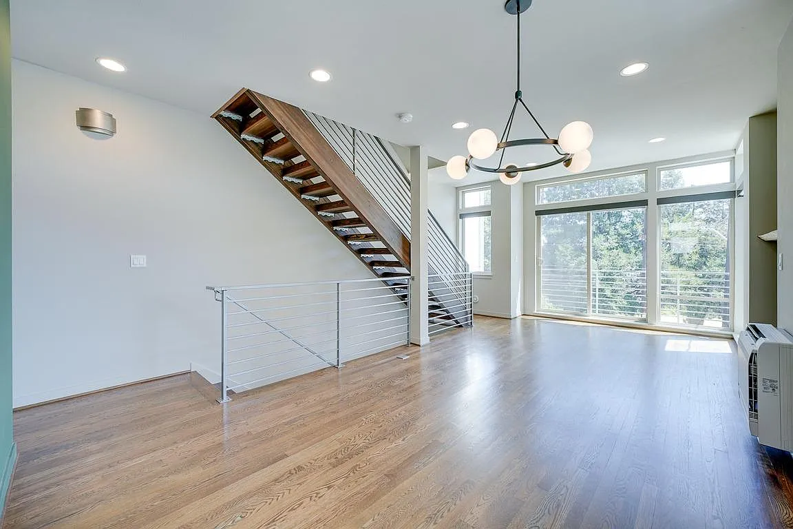 3 bed, 3.5 bath, 1290 sqft, $3,950 — Photo 2