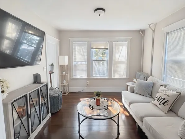 26 Roslyn St #1, Salem, MA 01970