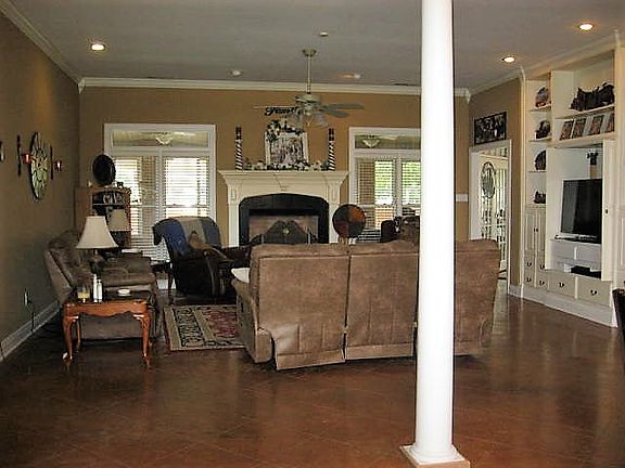 2nd image of 601 N Estate Dr
