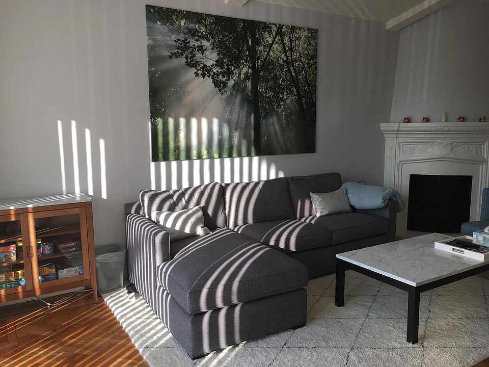 Living Room (rental is unfurnished - furniture for scale purposes only)