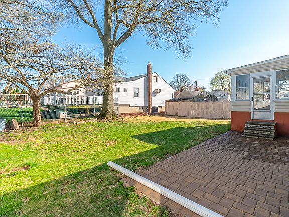 3rd image of 1095 Schneider Ave