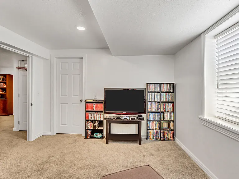 5943 Genoa Ln — Photo 25
