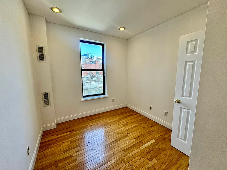 352 W 46th St #5C — Photo 9