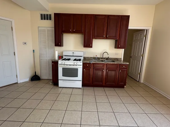 1332 W 19th St #1F, Chicago, IL 60608