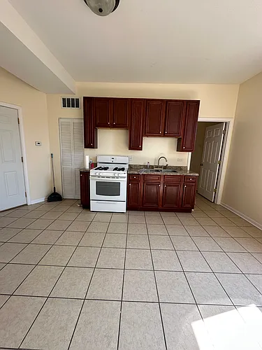 1332 W 19th St #1F Photo 1