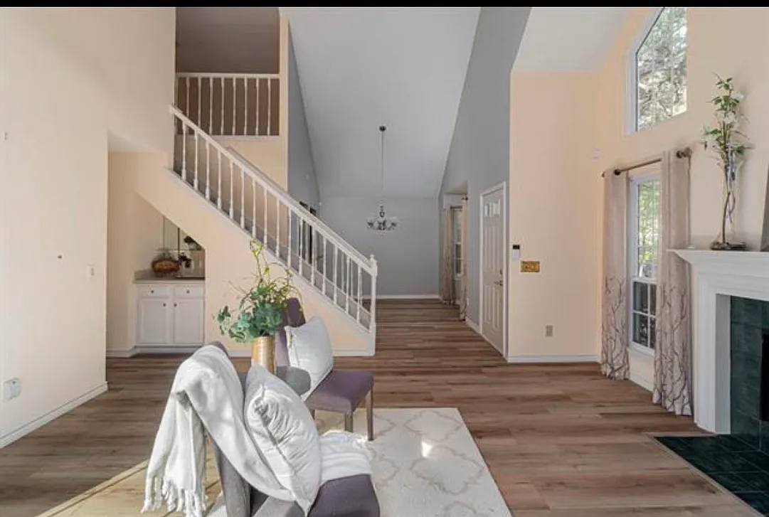2 bed, 2.5 bath, 1365 sqft, $2,300 — Photo 3