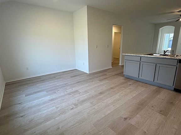 4th image of 1495 Meadows Dr