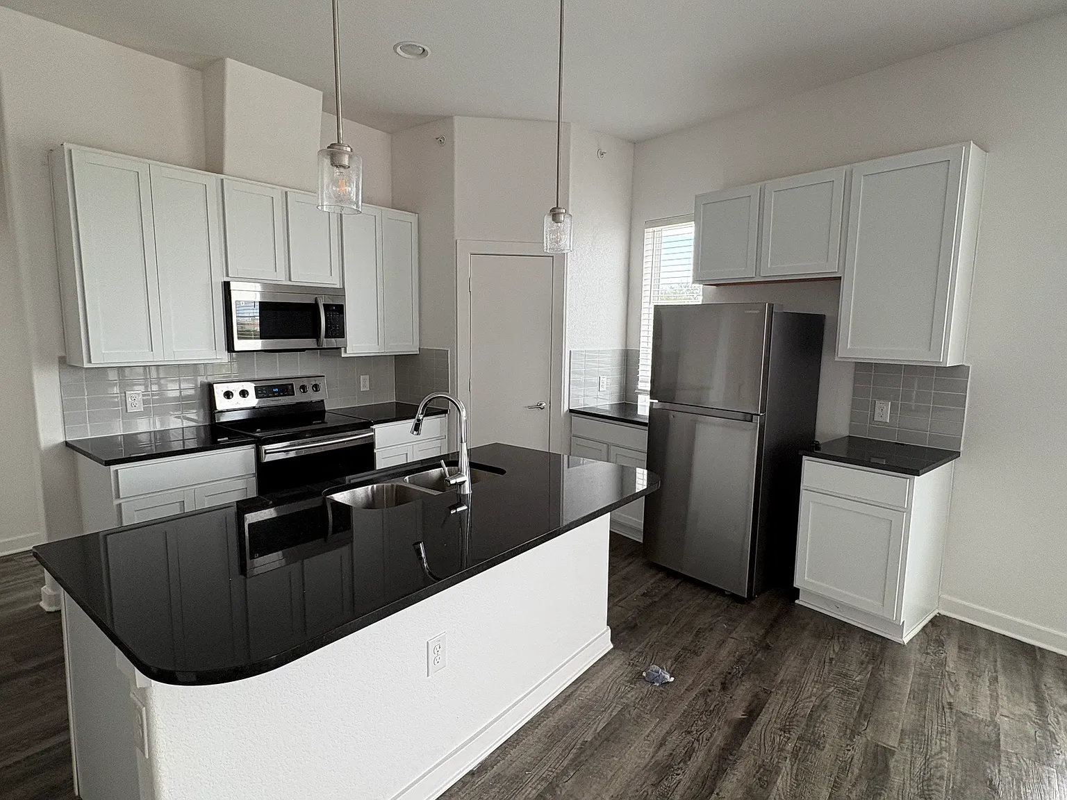 1 bed, 1.5 bath, 923 sqft, $1,100 — Photo 4