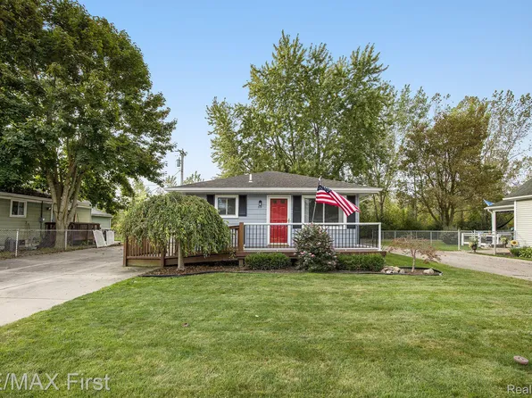 715 Lowell St, Marine City, MI 48039