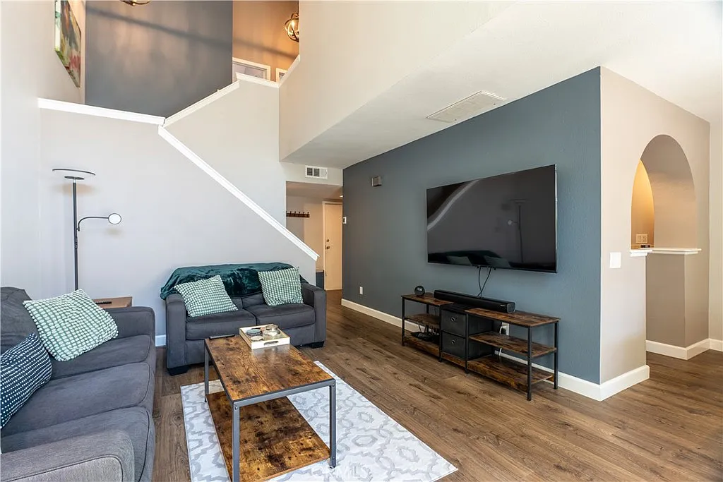 3 bed, 2.5 bath, 1331 sqft, $3,700 — Photo 1