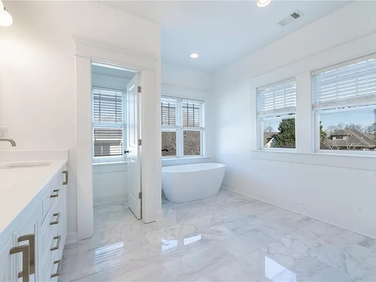 781 Greenwood Ave NE — Photo 32
