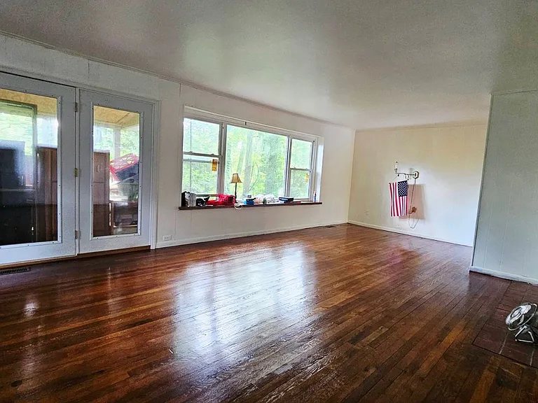 313 W Outer Dr — Photo 2