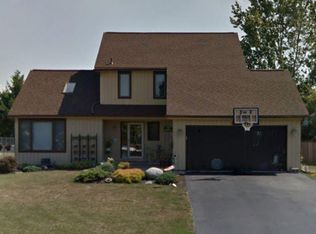 561 Whispering Pines Cir, Rochester, NY 14612