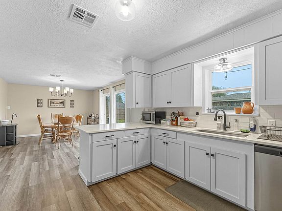 4th image of 201 Crestwood St