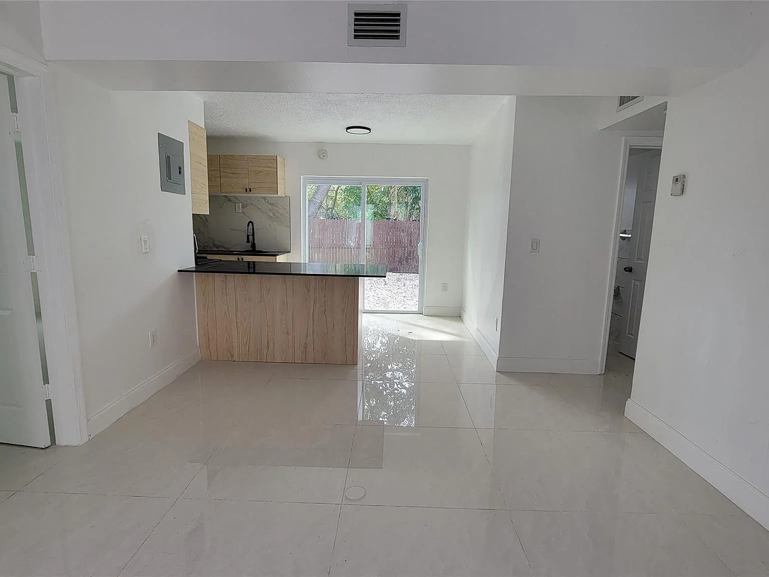 3 bed, 2.0 bath, 1000 sqft, $3,100 — Photo 2