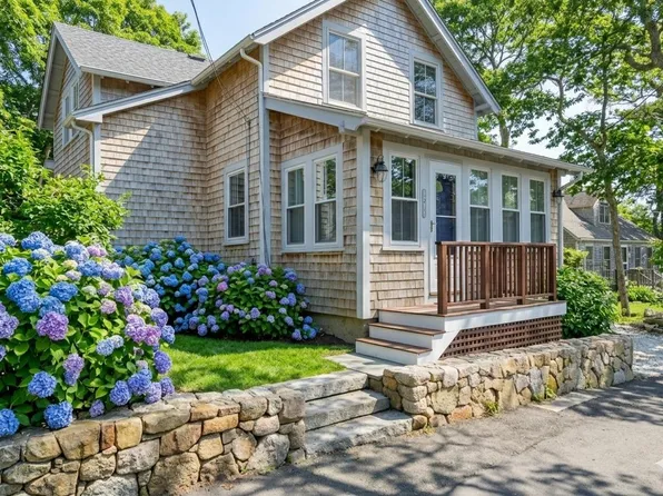 51 Summer St, Tisbury, MA 02568