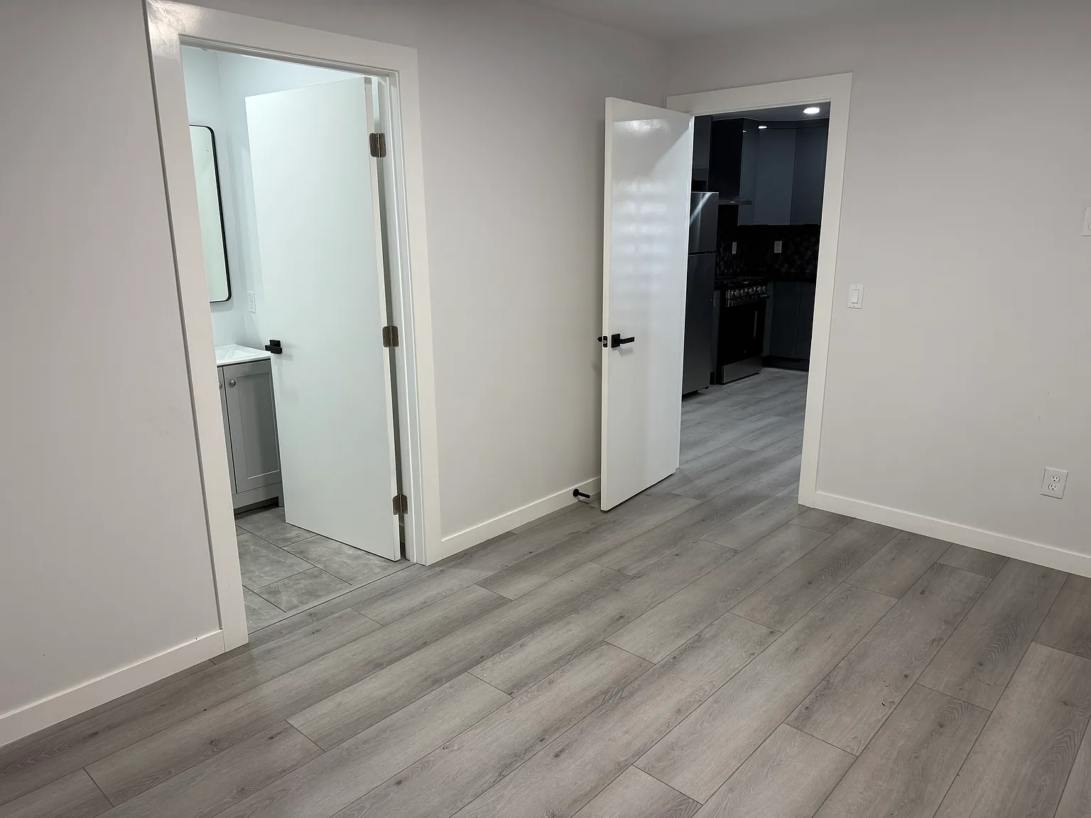 3 bed, 795 sqft, $4,050 — Photo 3