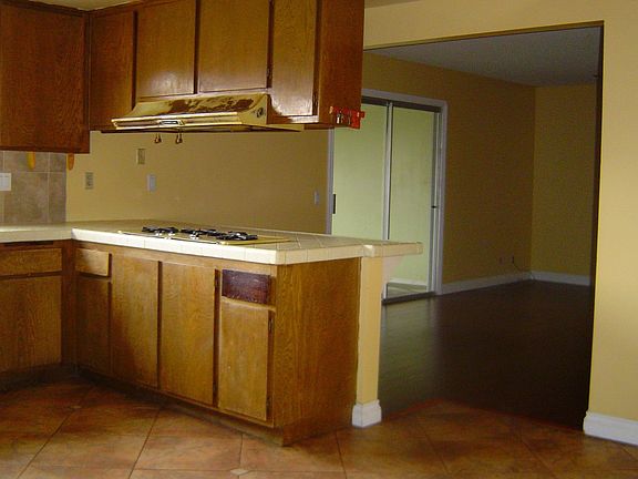 Huge Kitchen w/eatin area 