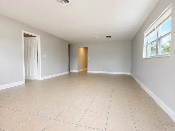 1572 Cypress Dr, Fort Myers, FL 33907