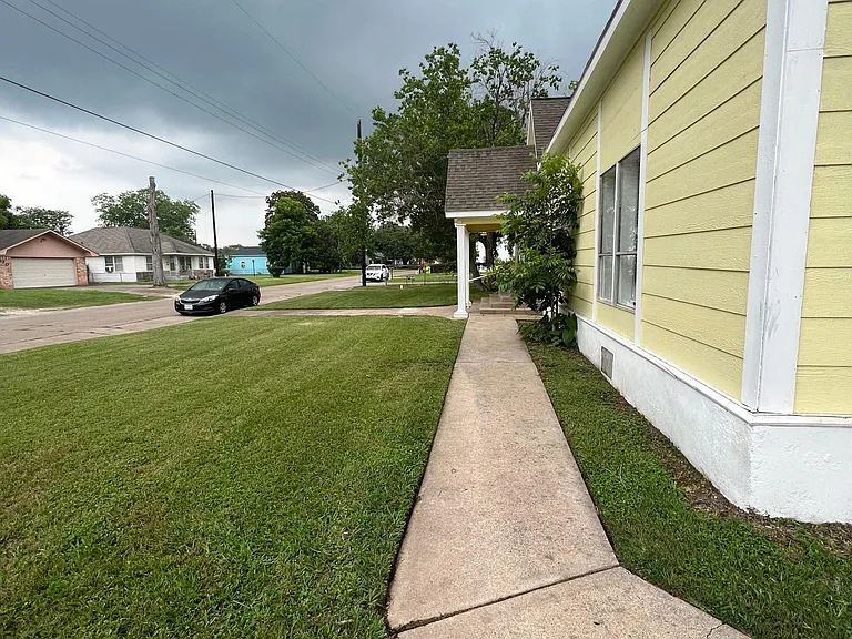525 E Caney St #B — Photo 2