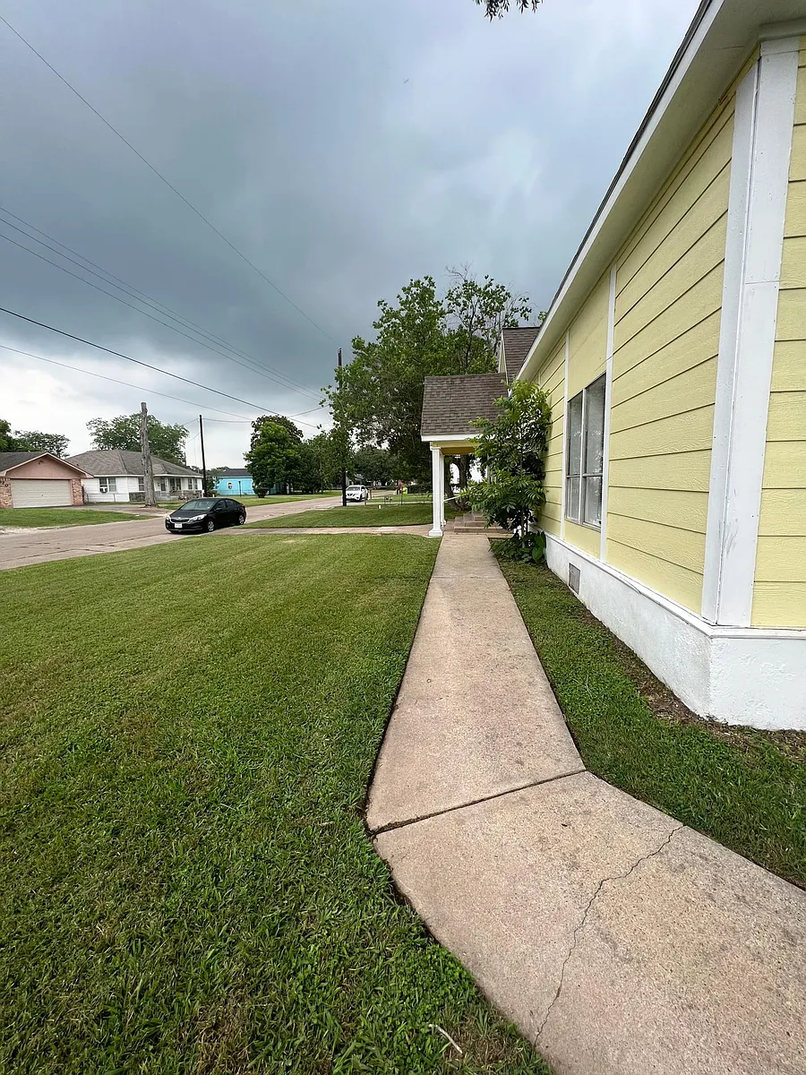 Building Photo - 525 E Caney St #B