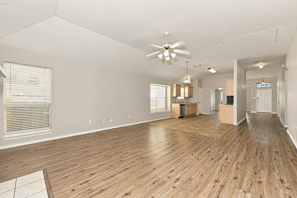 3 bed, 2.0 bath, 1956 sqft, $1,990 — Photo 4