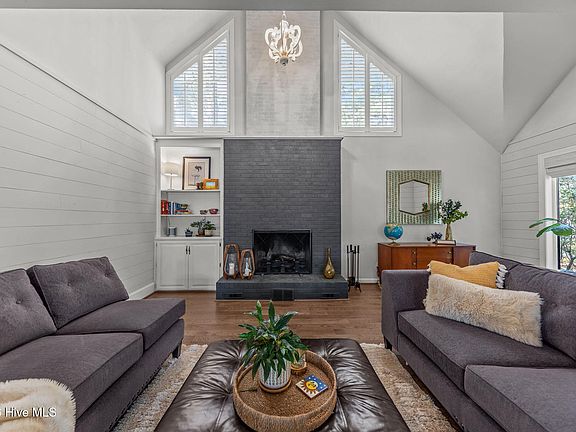 3rd image of 2 Alpine Place