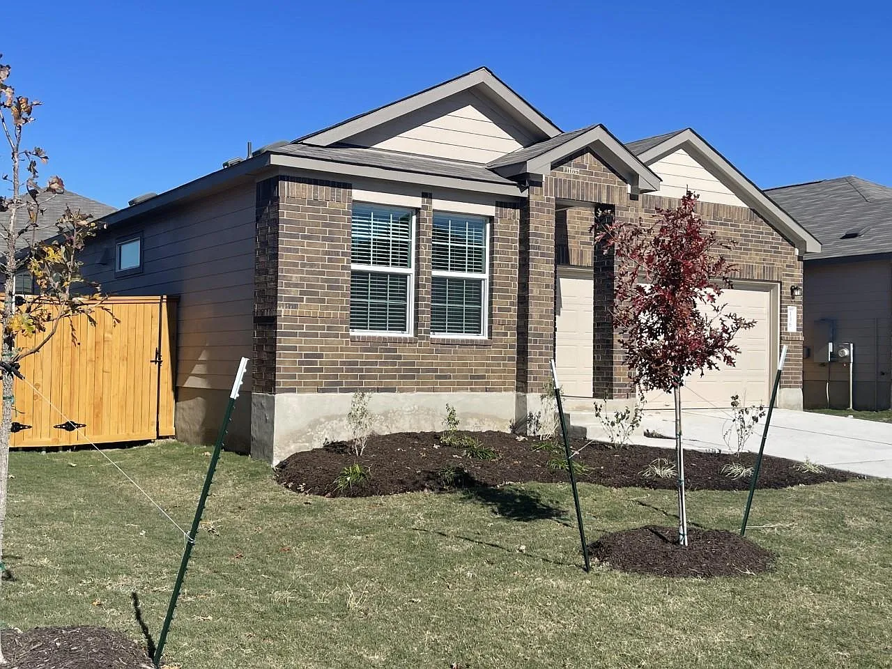 3 bed, 2.0 bath, 1913 sqft, $1,800 — Photo 3