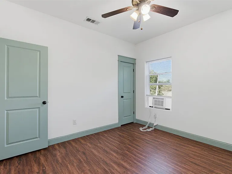 1731 W Elm St — Photo 26